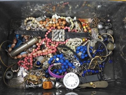 Important LOT BIJOUX FANTAISIE comprenant...