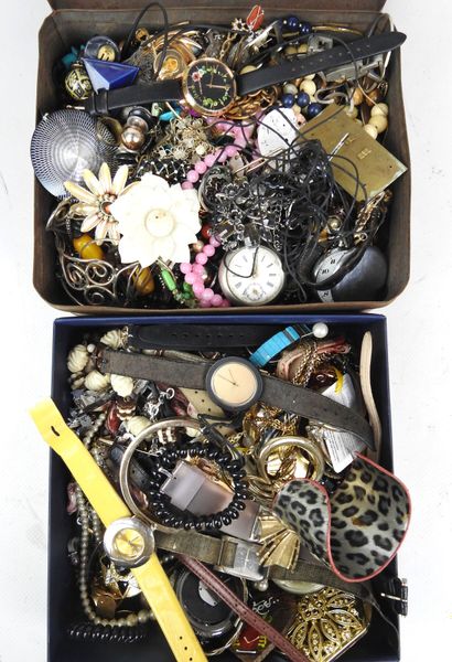 Important LOT BIJOUX FANTAISIE comprenant...