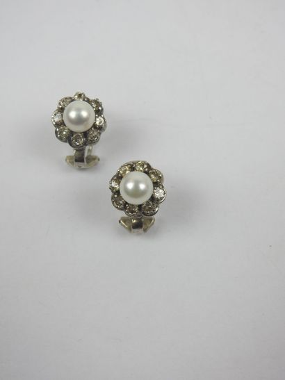 PAIR OF EARRINGS in 750/1000 white gold adorned...