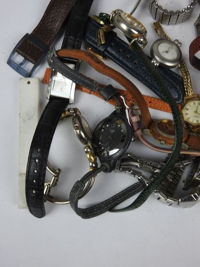 LOT de MONTRES FANTAISIE dont Guess, Swatch,...