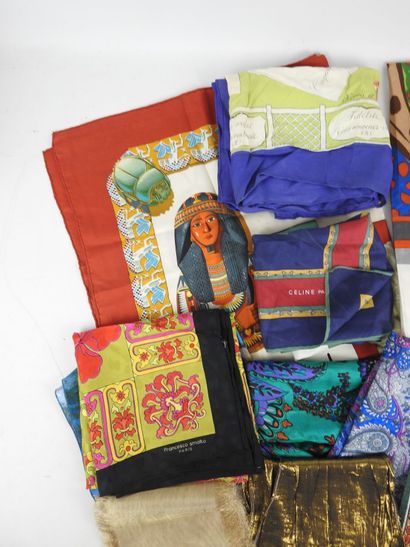 LOT de FOULARDS et CARRES en soie et divers...