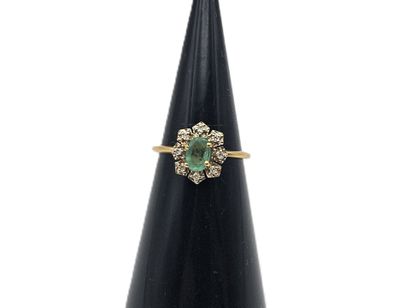 Yellow gold 750 thousandths daisy ring centered...