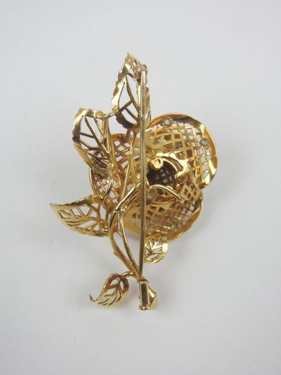 Flower brooch in 750/1000 yellow gold set...