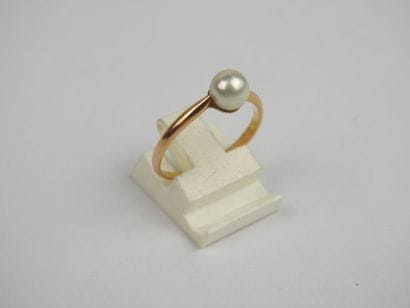 Gold ring 750 thousandths adorned with a...
