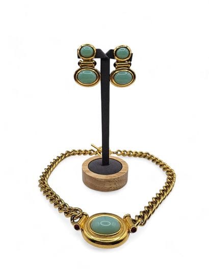 Elizabeth TAYLOR for AVON.
Set in gilded...