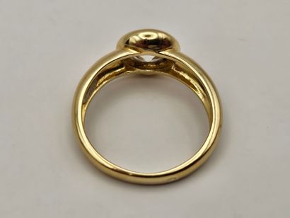 RING in 18K (750°/°°) yellow gold centered...