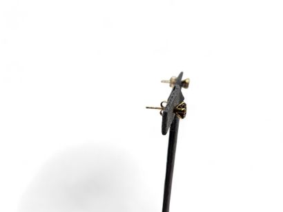 Lot of 2 pairs of ear studs in 375-millimeter...