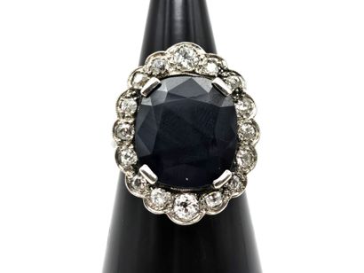 18K (750°/°°) white gold pompadour ring set...
