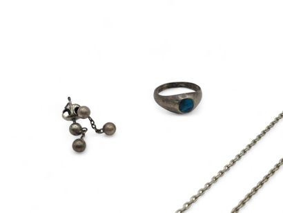 Lot of silver jewelry including chains, ring...