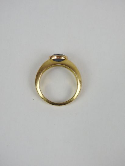BAND RING in yellow gold 750/1000e with sapphire...