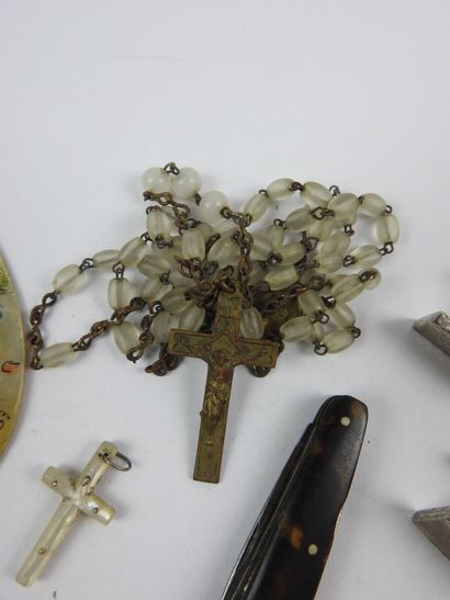 Mother-of-pearl MEDALLON decorated with a...