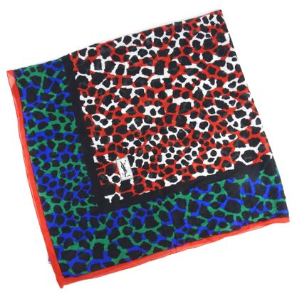 YVES SAINT LAURENT. Grand foulard imprimé....