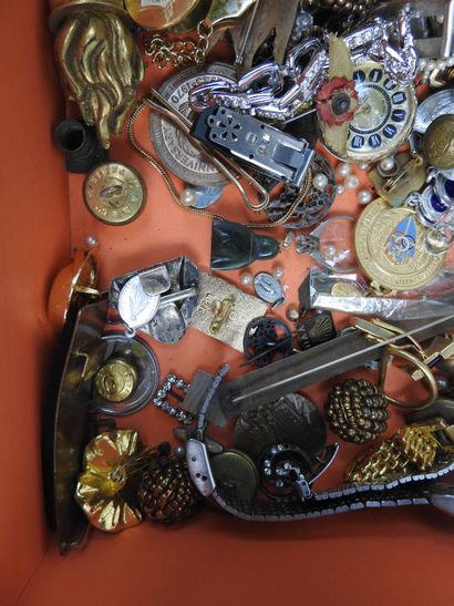 Important LOT de BIJOUX FANTAISIE comprenant...
