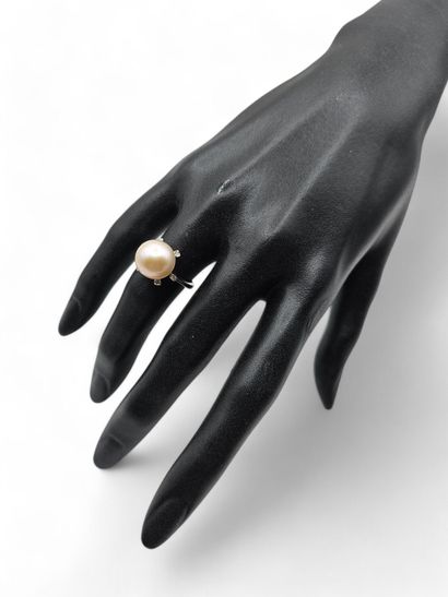 750 thousandth white gold flower ring centered...