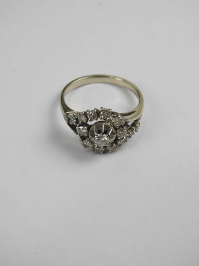 White gold ring with 15 diamonds. 4.94g....