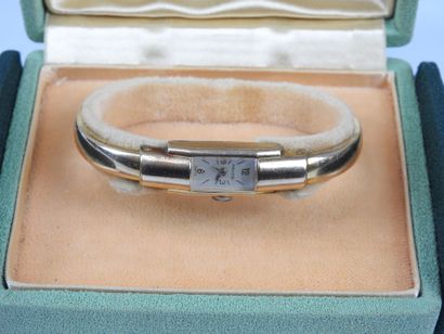 WALTTHAM. Gilt metal wristwatch, round dial...