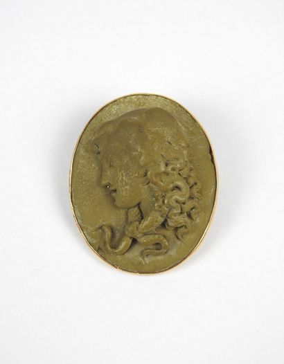 Carved stone CAMEE set in 750/1000th yellow...