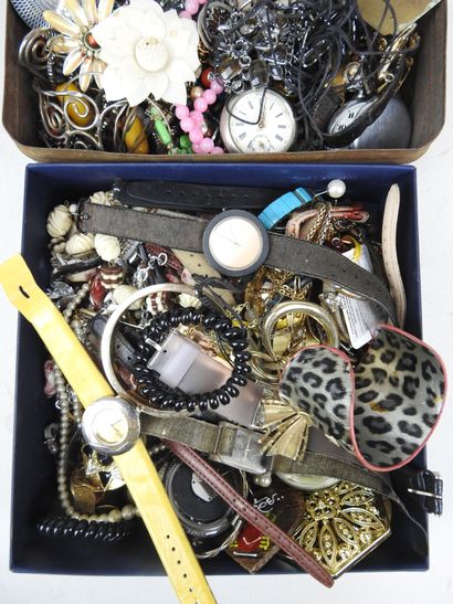 Important LOT BIJOUX FANTAISIE comprenant...