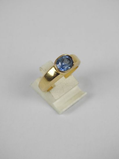 BAND RING in yellow gold 750/1000e with sapphire...