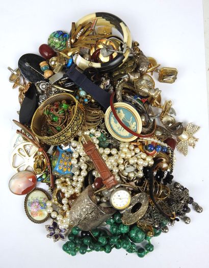 Important LOT BIJOUX FANTAISIE comprenant...