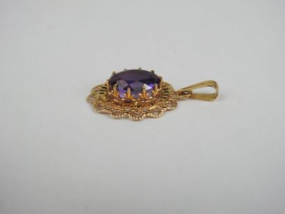 Gold and amethyst pendant, gross weight:...