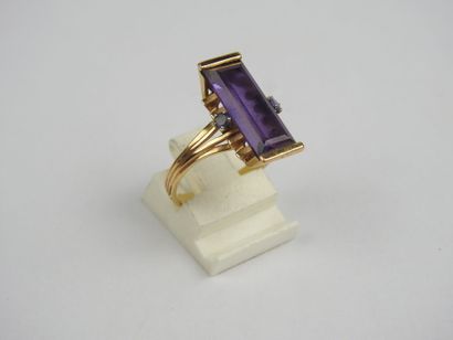 Ring in 750 thousandths gold set with an...