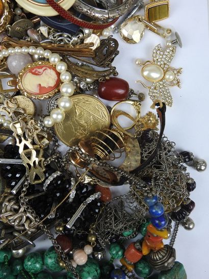 Important LOT BIJOUX FANTAISIE comprenant...