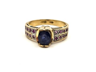 18K (750°/°°) yellow gold ring centered on...