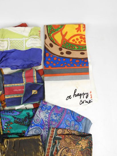 LOT de FOULARDS et CARRES en soie et divers...
