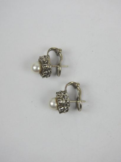 PAIR OF EARRINGS in 750/1000 white gold adorned...