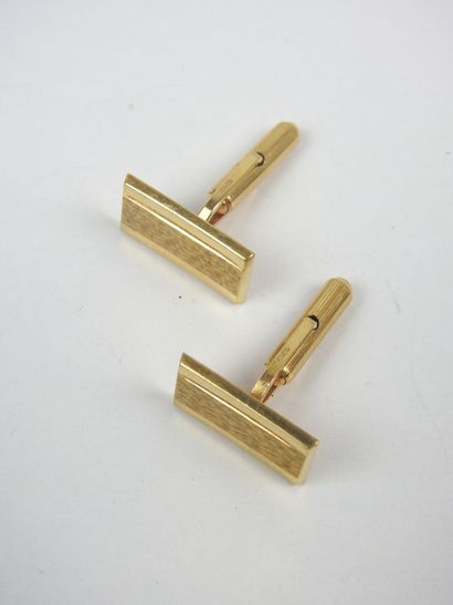 PAIR OF HANDLEBUTTONS in yellow gold 750/1000....