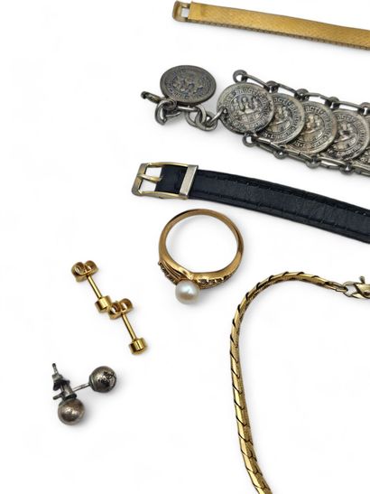 Lot of costume jewelry including watches,...