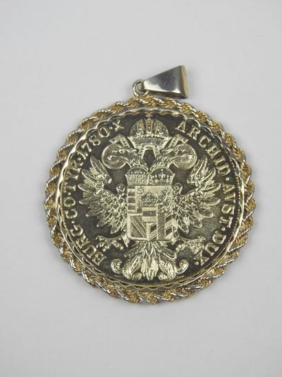 Gilded silver pendant bearing the effigy...