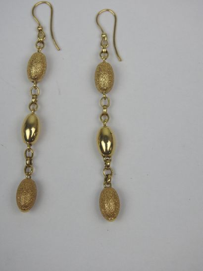 PAIR OF EAR PENDANTS in 750/1000th yellow...