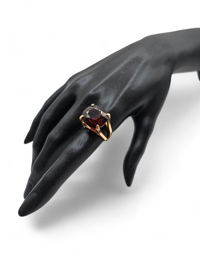Important 750 thousandths yellow gold ring...