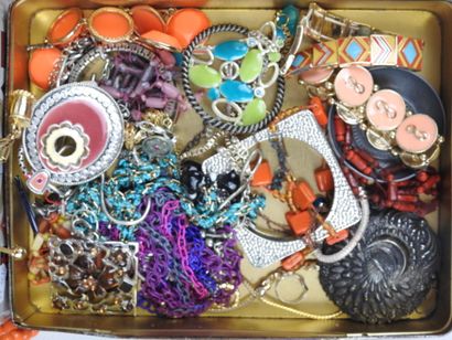 Important LOT BIJOUX FANTAISIE comprenant...