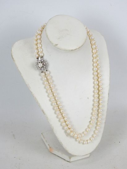 COLLAR of 131 cultured pearls on two rows,...