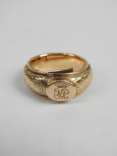 Poison or secret ring in 750/1000th yellow...