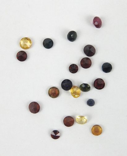 Lot of 20 round pave stones including garnets,...