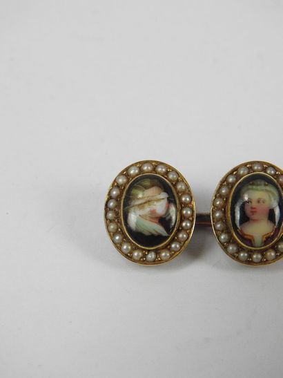 585/1000e gold brooch set with three porcelain...