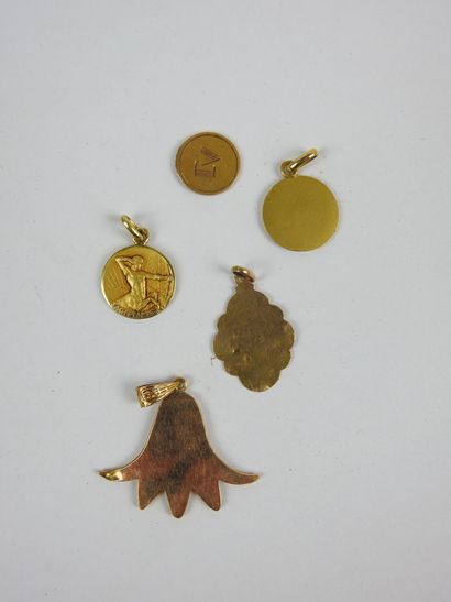 FIVE MEDALS in 750/1000th yellow gold. Weight...