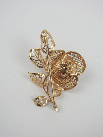 Flower brooch in 750/1000 yellow gold set...