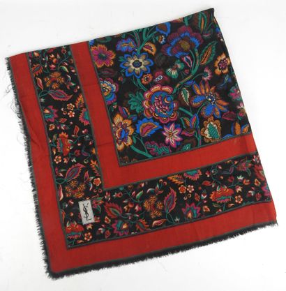 YVES SAINT LAURENT. Grand foulard imprimé....