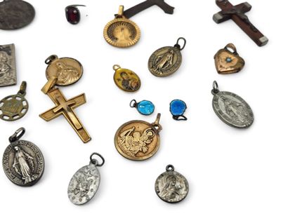 Lot of religious medals and crosses in silver,...