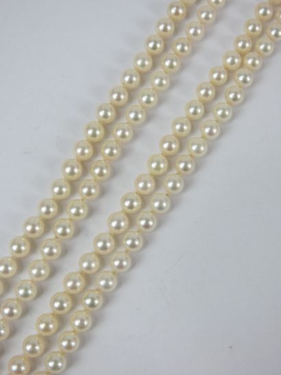 COLLAR of 131 cultured pearls on two rows,...