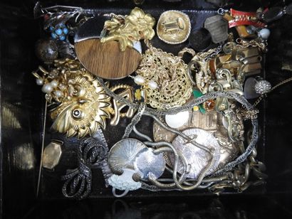Important LOT BIJOUX FANTAISIE comprenant...