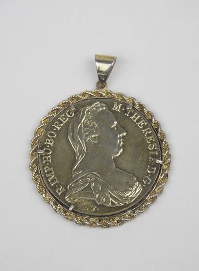 Gilded silver pendant bearing the effigy...