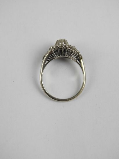 White gold ring with 15 diamonds. 4.94g....