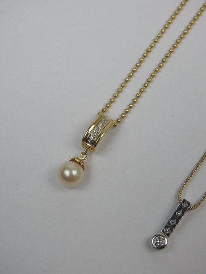 TWO CHAINS in 750/1000th yellow gold with...