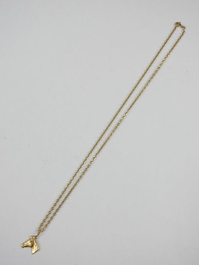 Horse pendant and chain in yellow gold 750/1000e....